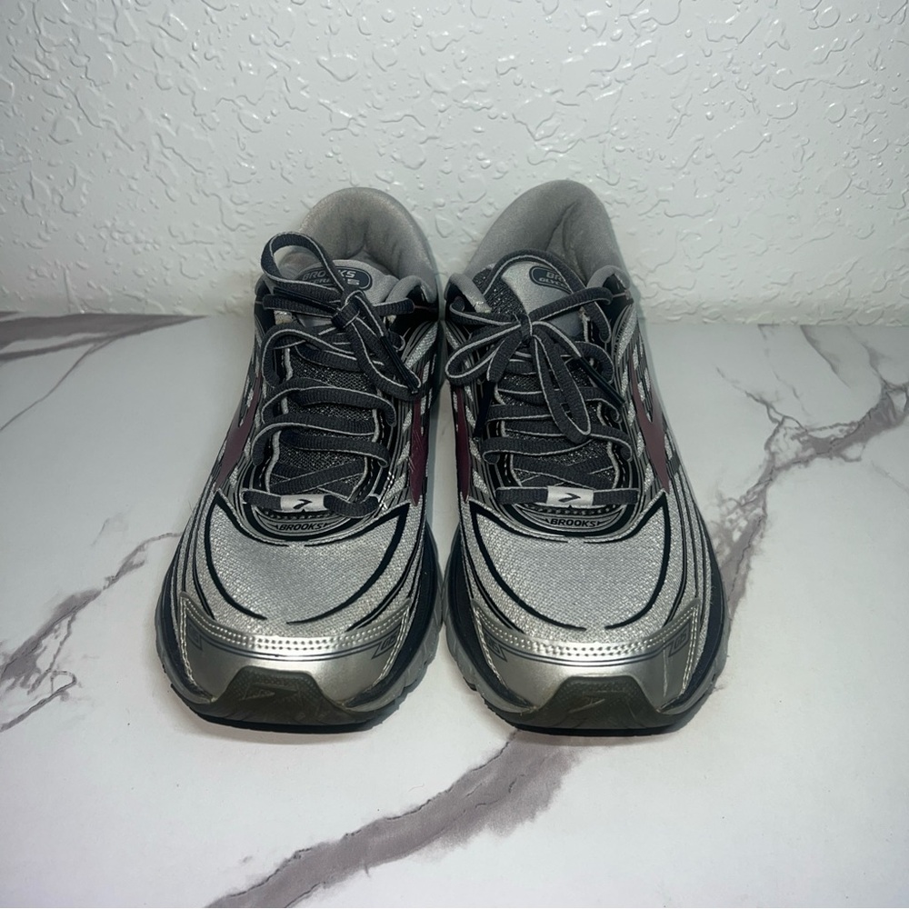 Men's Gray and Black Athletic Shoes